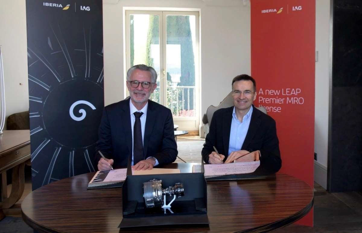 Los consejeros delegados de CFM International y de Iberia, Gaël Méheust y Marco Sansavini, respectivamente, durante la firma del acuerdo entre ambas compañías para el mantenimiento de motores LEAP.