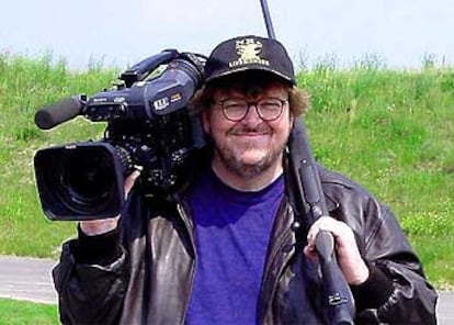 Michael Moore, en una escena de <i>Bowling for Columbine, </i>filme que le reportó un <i>oscar.</i>