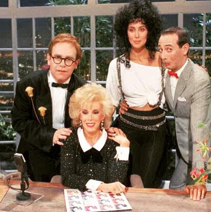 Elton John compartió esta foto de 1986 en su cuenta de Twitter. Junto al cantante, Cher, la presentadora Joan Rivers y Pee-Wee Herman en el programa ‘The Late Show’. 