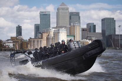 Agentes de la policía metropolitana armada contra el terrorismo participan en un ejercicio en el río Támesis, en Londres (Inglaterra).El comisario de la policia metropolitana, Bernard Hogan-Howe y el alcalde de Londres, Sadiq Khan, anunciaron el inicio de la Operación Hércules en el que se desplegarán 600 agentes adicionales con armas de fuego en los lugares más visibles de la capital.