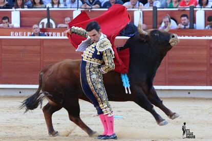 Sergio Serrano se adorna con una bernadina en el tercer toro de la tarde.