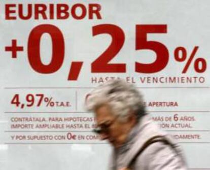 El Banco de España ha confirmado hoy que el euríbor a doce meses, el indicador más utilizado en España para calcular las hipotecas, ha subido en marzo al 0,577 %, por encima del 0,549 % que marcó un mes antes, y encarecerá las cuotas de estos préstamos por primera vez desde principios de 2012. EFE/Archivo