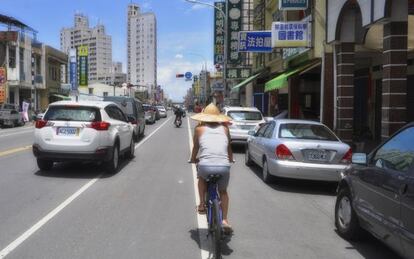 Un ciclista en una poblaci&oacute;n cercana a Kaohsiung.