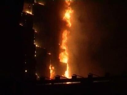 Arde un rascacielos de la televisión estatal China