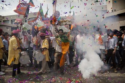 Habitantes de la ciudad india de Ahmedabad celebran la victoria en las elecciones presidenciales del candidato hinduista, Narendra Modi.