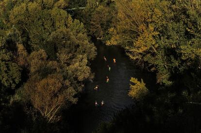 Un grupo de piragüistas descienden el río Arga en Pamplona (España) el 13 de octubre de 2015.