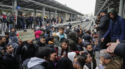 Protesta de refugiados en la estación de tren de Larissa (Atenas), en abril.