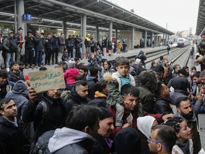 Protesta de refugiados en la estación de tren de Larissa (Atenas), en abril.