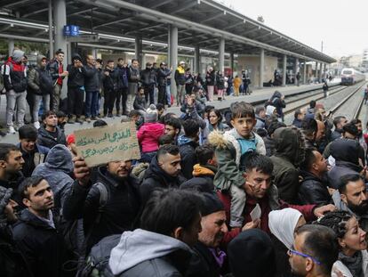 Protesta de refugiados en la estación de tren de Larissa (Atenas), en abril.