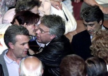 El ex presidente del Gobierno Felipe González saluda a una militante socialista, ayer en el mitin de Bilbao.