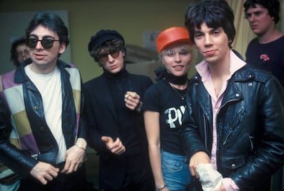 Debbie Harry (con gorra roja) al frente de Blondie, en Nueva York en 1977. Sus irresistibles canciones eran tan nerviosas como bailables.