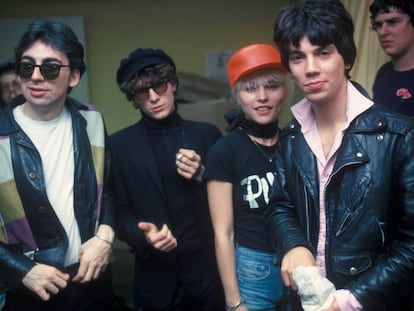 Debbie Harry (con gorra roja) al frente de Blondie, en Nueva York en 1977. Sus irresistibles canciones eran tan nerviosas como bailables.