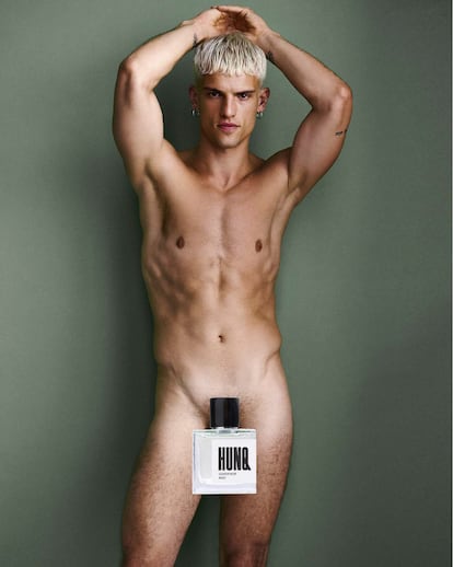 Un modelo posa para la campaña del perfume 001 Gardener de la firma Hunq.