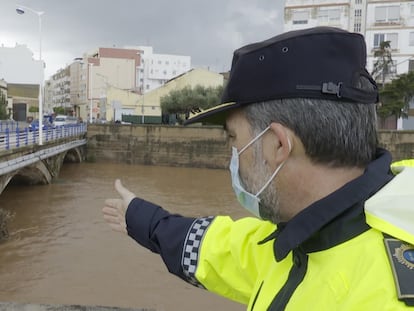 En Burriana (Castellón) se sigue este miércoles mirando con preocupación el aumento del caudal del río Anna.