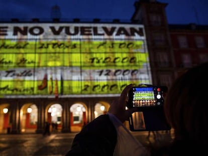 La fachada de la Casa de la Panadería de la Plaza Mayor de Madrid iluminada con los papeles de Bárcenas.