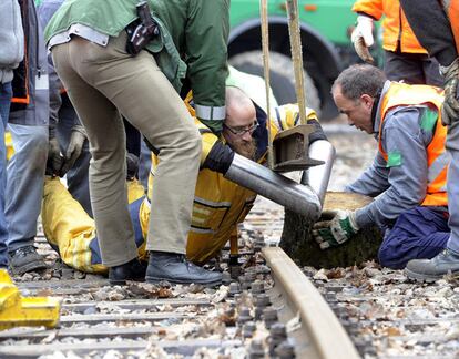 La policía se lleva a los activistas de Greenpeace encadenados a las vías del ferrocarril en Karlsruhe