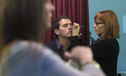 Albert Rivera, ayer siendo maquillado para un acto contra la consulta.