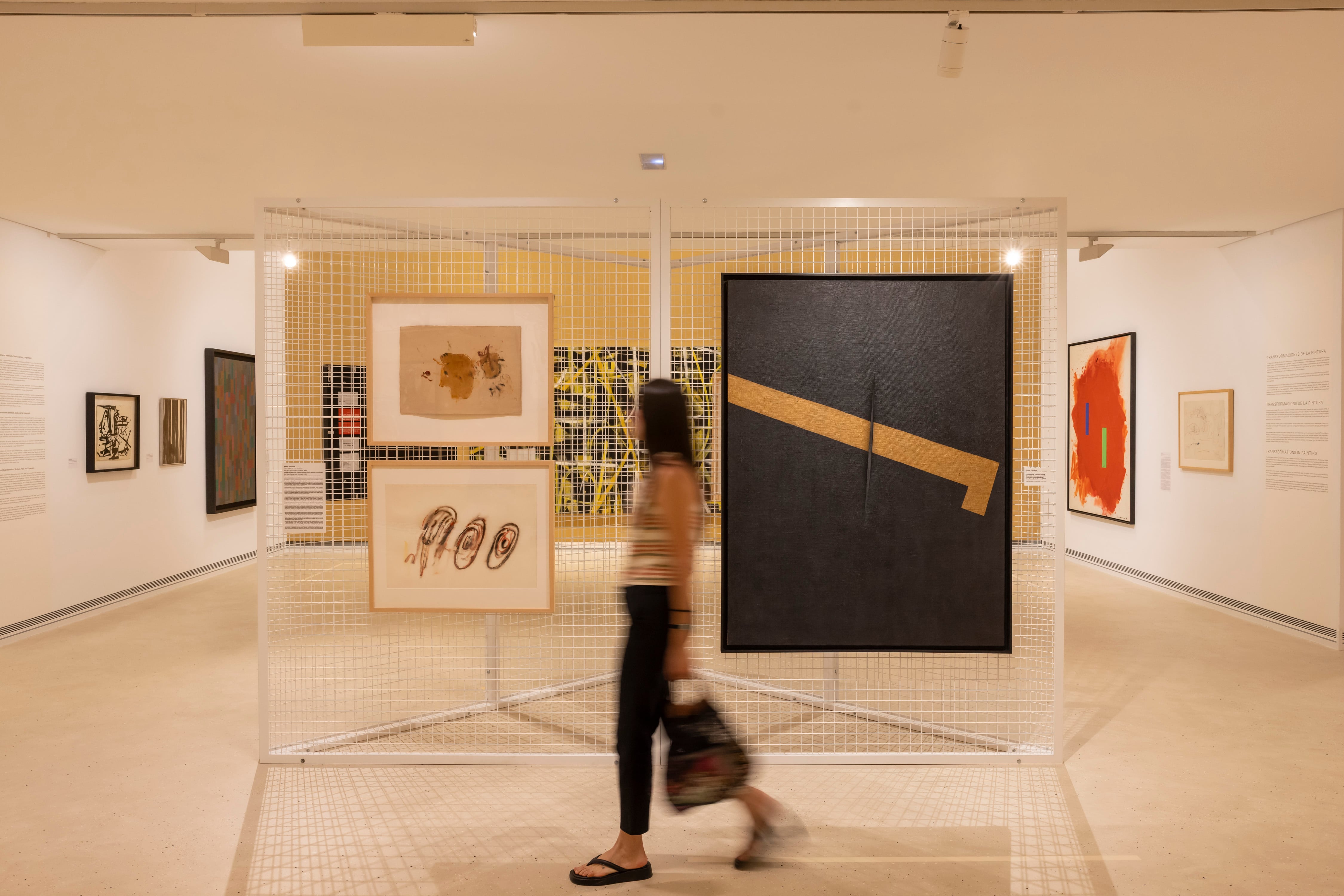 La sala del informalismo europeo y el expresionismo abstracto del IVAM¡, con obras de Michaux (a la izquierda) y de Lucio Fontana (derecha).