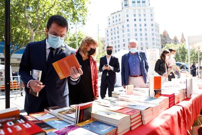 Pere Aragonès, el viernes, en una parada de libros en el Passeig de Gràcia. EFE/Quique García