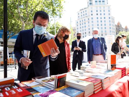Pere Aragonès, el viernes, en una parada de libros en el Passeig de Gràcia. EFE/Quique García