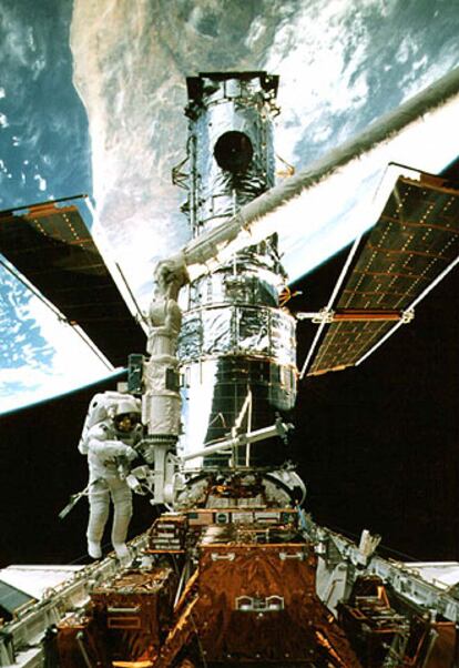 Astronautas estadounidenses reparan el <i>Hubble</i> en 1997.

 / AP