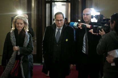 El 'president' de la Generalitat, Quim Torra, entra en el Parlament acompañado de la consejera de Cultura, Mariàngela Vilallonga.