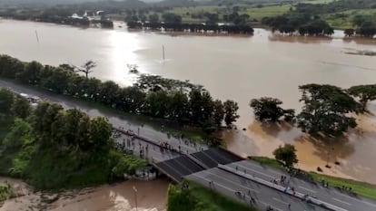 Vista aérea de un puente colapsado en Portuguesa, Venezuela, el 26 de junio.