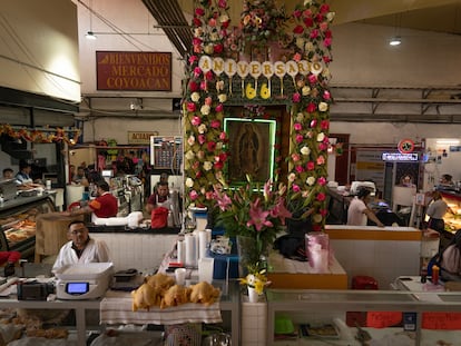 Altar en el mercado de comida en la Colonia del Carmen Coyoacán en Ciudad de México.