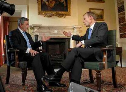 Brown (izquierda), durante su entrevista con Andrew Marr para la BBC,  realizada el sábado en Downing Street.