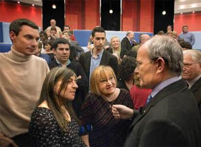 Montilla charlando con algunos participantes, nada más acabar el programa.