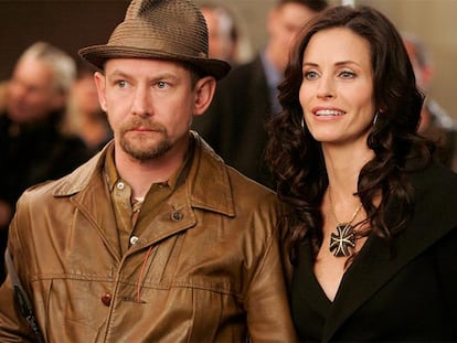 Ian Hart y Courtney Cox, protagonistas de <i>Dirt.</i>