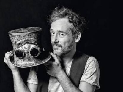 Santi Balmes posa para ICON con un sombrero ‘steampunk’ después de haberle dado una capa de pintura a alguna inocente pared.