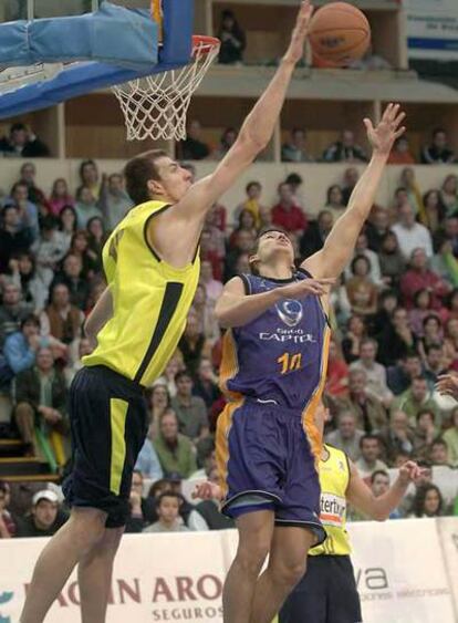 Fran Vázquez pone un tapón, ayer, en Valladolid.