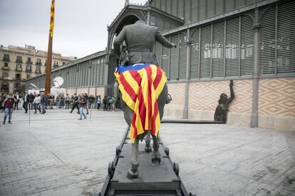 Una estelada col·locada al llom del cavall que sosté l'estàtua de Franco decapitat