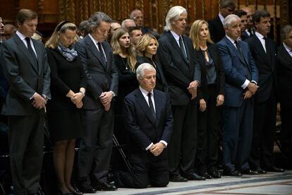 El funeral de Cayetana Fitz-James Stuart y Silva se ha celebrado en la catedral de Sevilla, un acto al que han acudido familiares, amigos, autoridades y vecinos de la capital andaluza para despedir a la duquesa de Alba.