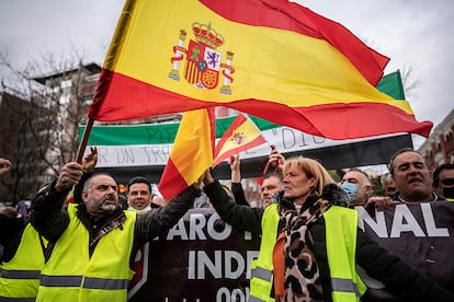 Participantes en la protesta contra la subida del gasóleo en Madrid. Otra disposición es la ampliación del plazo de vencimiento de los créditos avalados por el ICO hasta entre 8 y 10 años, así como la ampliación del periodo de carencia de esos créditos en 6 meses y una nueva línea de crédito avalado por el ICO con 12 meses de carencia.