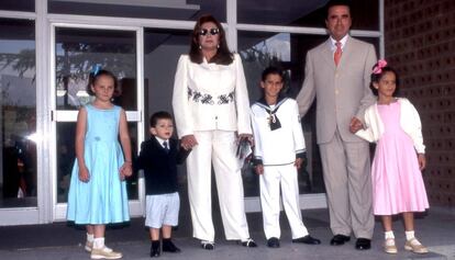 Rocío Jurado y Ortega Cano, junto a sus su nietos Rocío y David (izquierda) y sus hijos adoptivo Gloria Camila y José Fernando, en 2003.