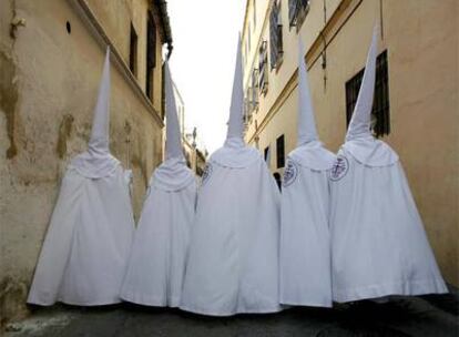 Hermanos mayores de la Hermandad de Jesús de la Salutación, ayer, en procesión por una calle de Málaga.
