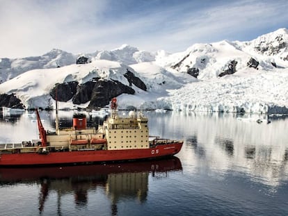 O quebra-gelo argentino Almirante Irízar durante a campanha Antártica de 2018/2019.