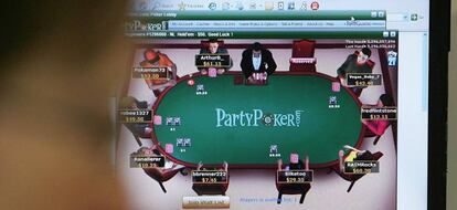 Un jugador de poker online ante la pantalla de su ordenador.