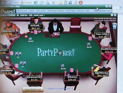 Un jugador de poker online ante la pantalla de su ordenador.