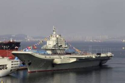 Imagen del primer portaaviones chino, el Liaoning. EFE/Archivo