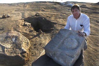 El arquéologo Juan Sanguino, junto a su hallazgo en el yacimiento.