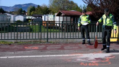 Guardias civiles hacen mediciones en el lugar del atropello en el 'camping' Somo-Parque de Suesa (Cantabria), este miércoles.