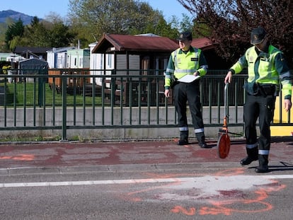 Guardias civiles hacen mediciones en el lugar del atropello en el 'camping' Somo-Parque de Suesa (Cantabria), este miércoles.