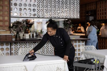 La limpieza es muy importante en el restaurante, así como el impecable planchado de los manteles de la sala. 