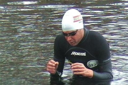 El nadador español David Meca sale del agua tras recorrer 27,5 kilómetros de los 36 que tenía previsto cubrir.
