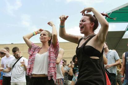 Varios asistentes disfrutan de la actuación del Dj Stwo, durante la jornada de clausura del festival de música Sónar en Barcelona.