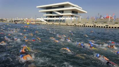 Los atletas recorren los 350 metros de la competici&oacute;n en el puerto de Valencia.