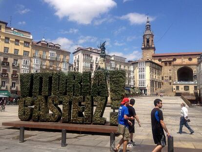 Escultura que conmemora la capitalidad verde de Vitoria